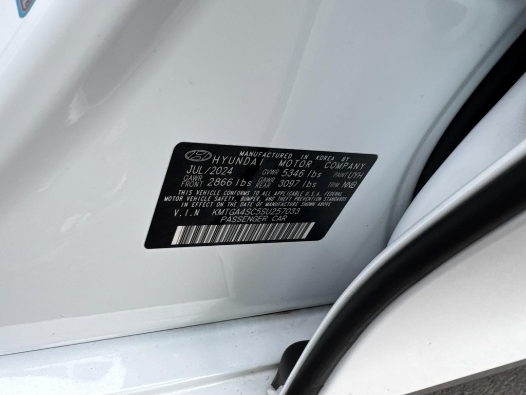 Genesis G80 Vehicle Full-screen Gallery Image 24