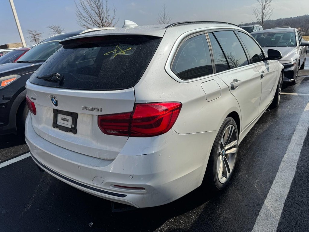 BMW 3 Series Vehicle Full-screen Gallery Image 02