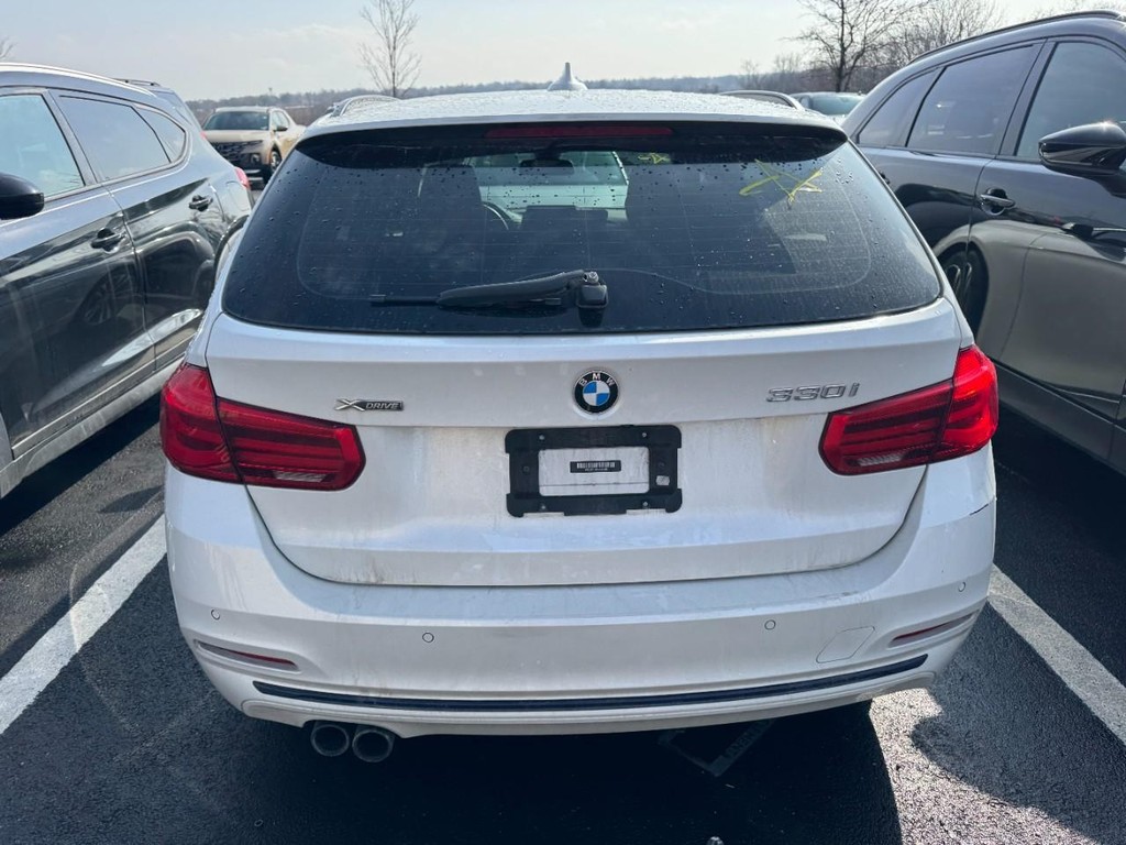 BMW 3 Series Vehicle Full-screen Gallery Image 03