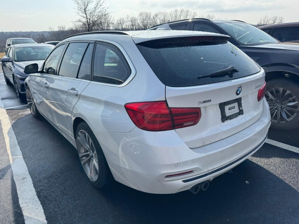 BMW 3 Series Vehicle Full-screen Gallery Image 04