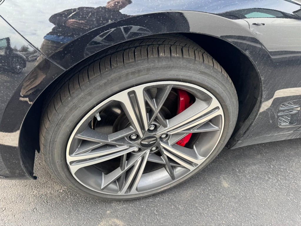 Genesis G70 Vehicle Full-screen Gallery Image 04