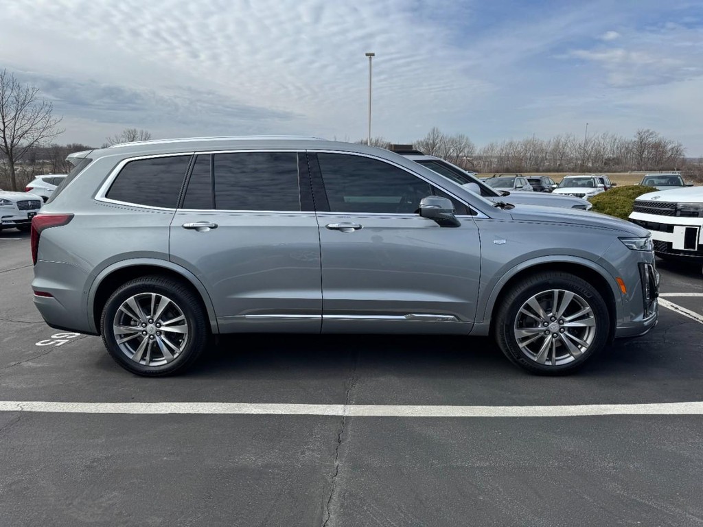 Cadillac XT6 Vehicle Full-screen Gallery Image 02