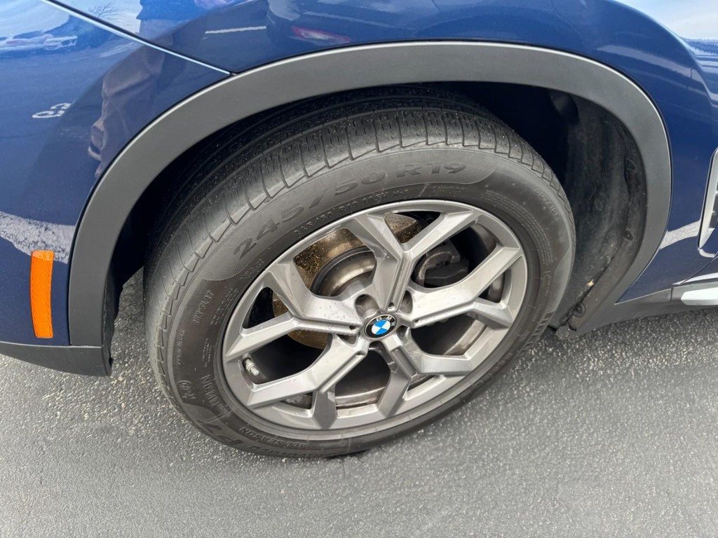 BMW X3 Vehicle Full-screen Gallery Image 04