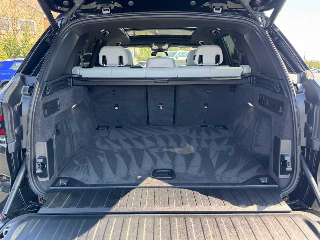 BMW X5 Vehicle Full-screen Gallery Image 06