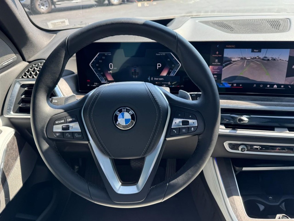 BMW X5 Vehicle Full-screen Gallery Image 13