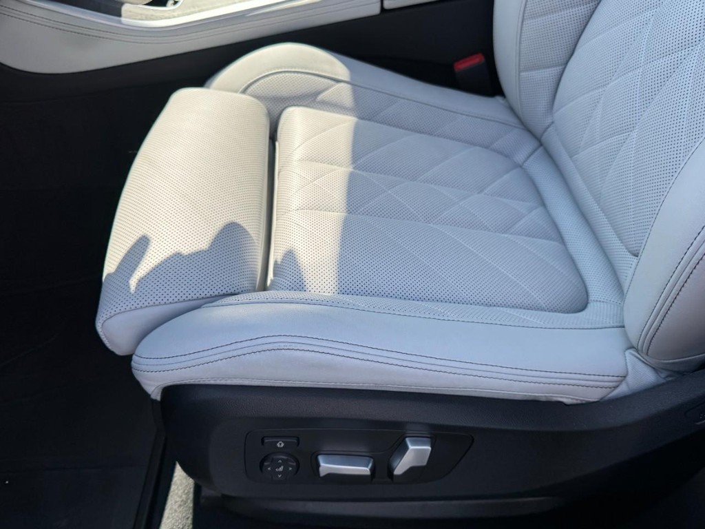 BMW X5 Vehicle Full-screen Gallery Image 15