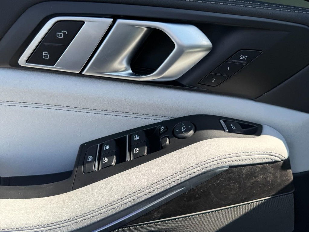 BMW X5 Vehicle Full-screen Gallery Image 16