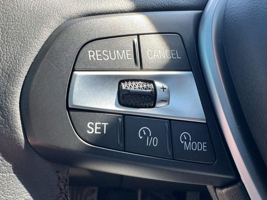 BMW X5 Vehicle Full-screen Gallery Image 17