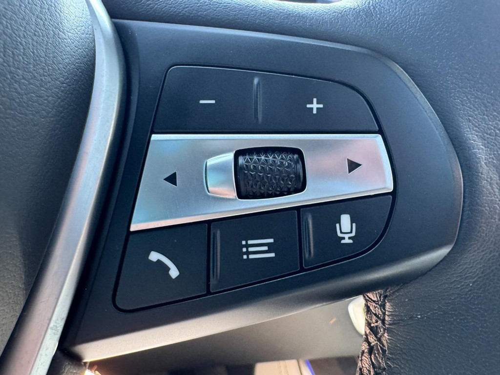 BMW X5 Vehicle Full-screen Gallery Image 18