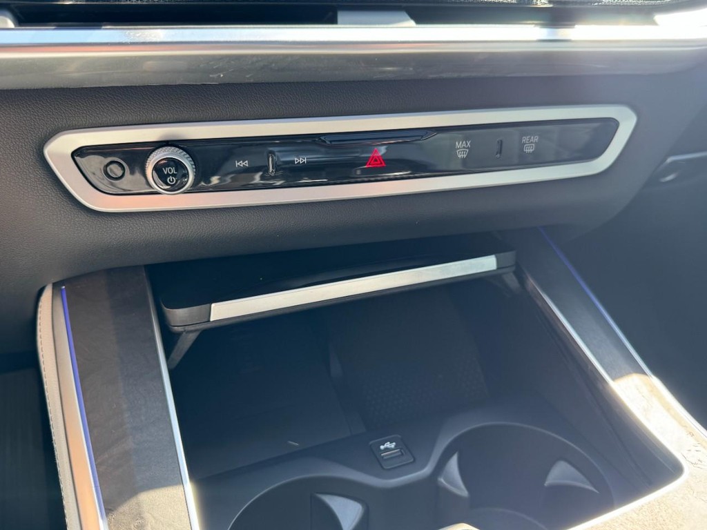 BMW X5 Vehicle Full-screen Gallery Image 19