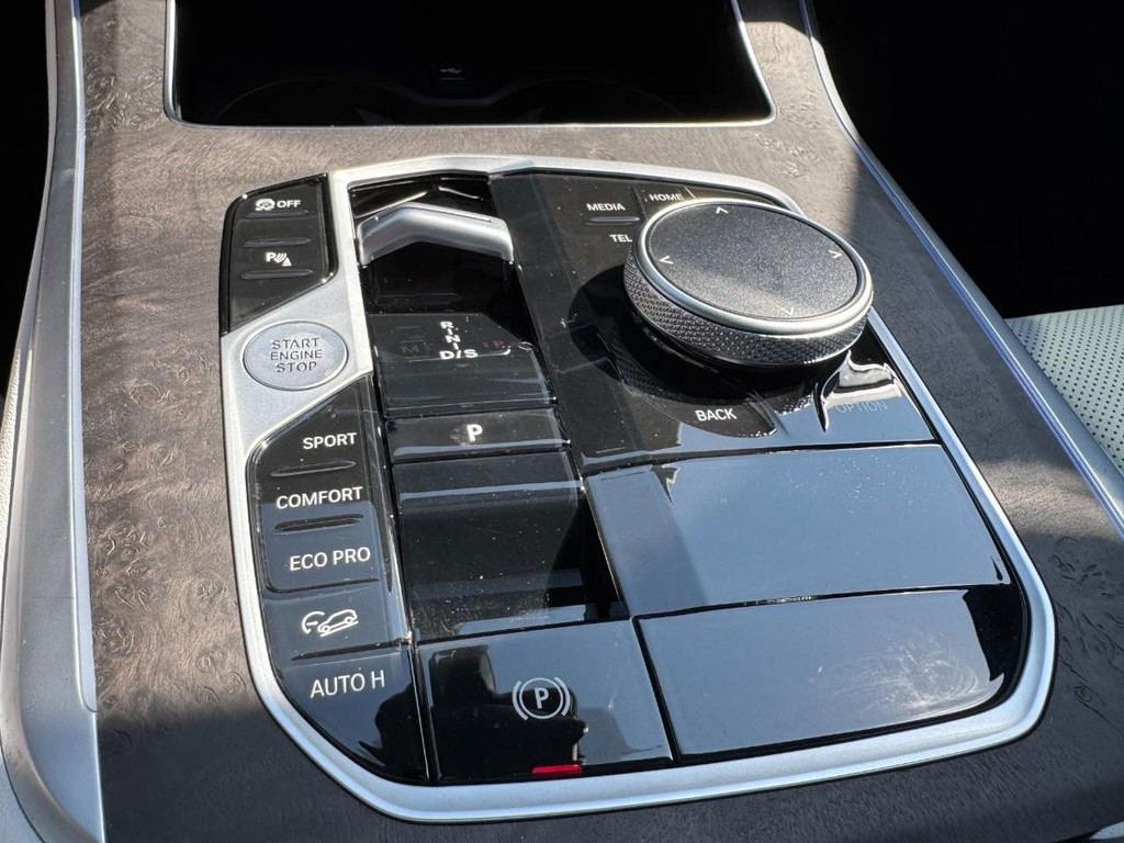 BMW X5 Vehicle Full-screen Gallery Image 20