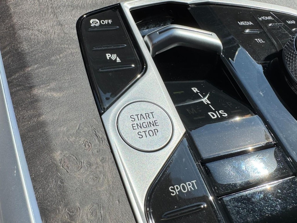 BMW X5 Vehicle Full-screen Gallery Image 24