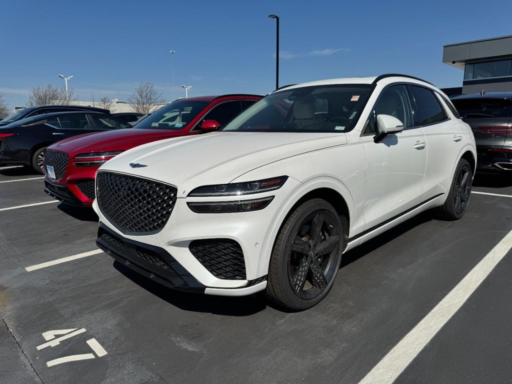 Genesis GV70 Vehicle Full-screen Gallery Image 03