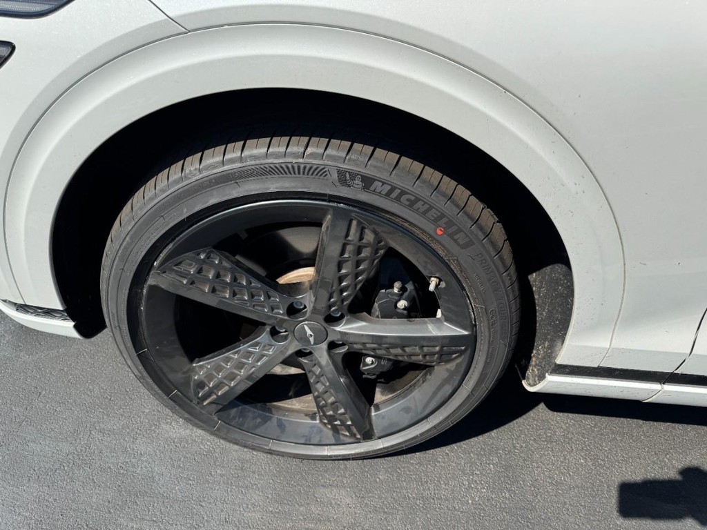 Genesis GV70 Vehicle Full-screen Gallery Image 04