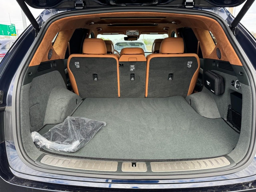 Genesis GV80 Vehicle Full-screen Gallery Image 06