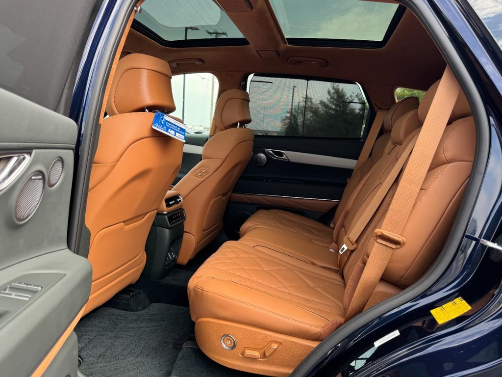 Genesis GV80 Vehicle Full-screen Gallery Image 10