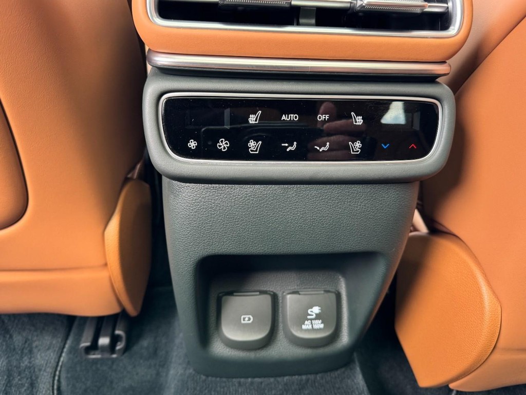 Genesis GV80 Vehicle Full-screen Gallery Image 12