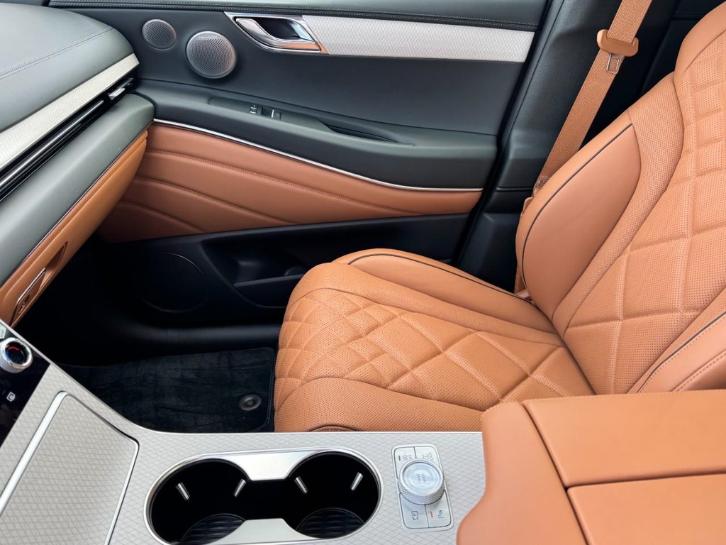 Genesis GV80 Vehicle Full-screen Gallery Image 15