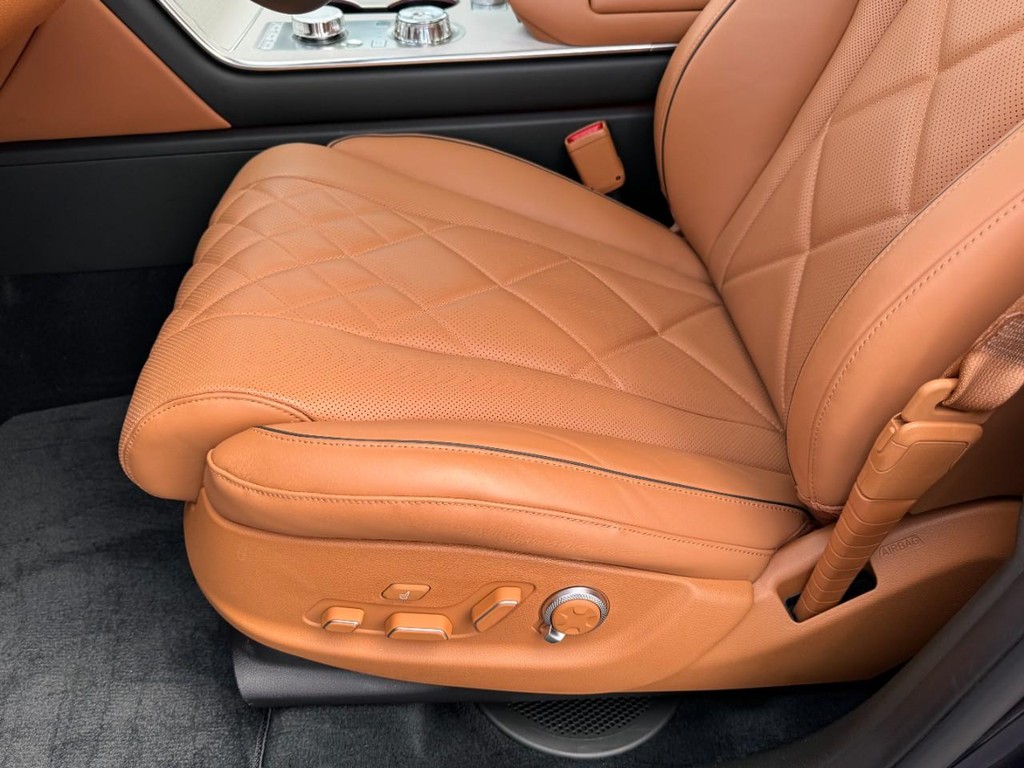 Genesis GV80 Vehicle Full-screen Gallery Image 16