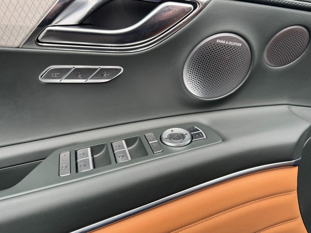 Genesis GV80 Vehicle Full-screen Gallery Image 17