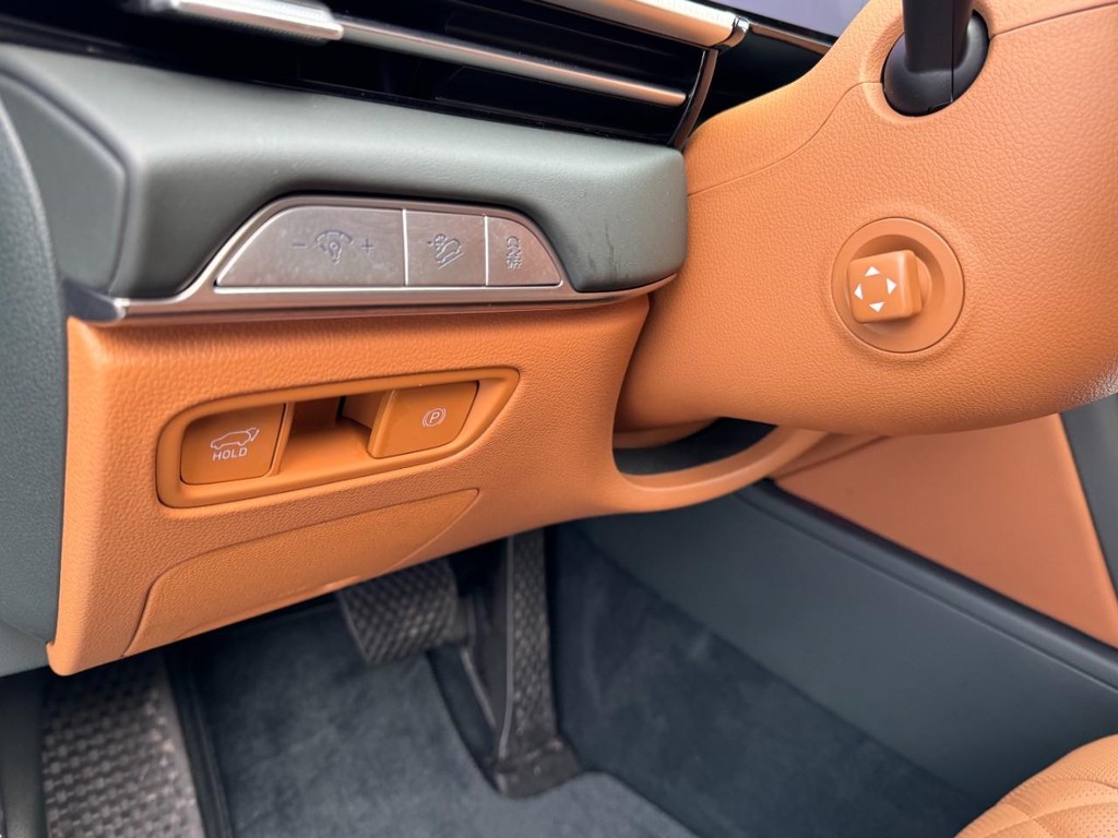 Genesis GV80 Vehicle Full-screen Gallery Image 18