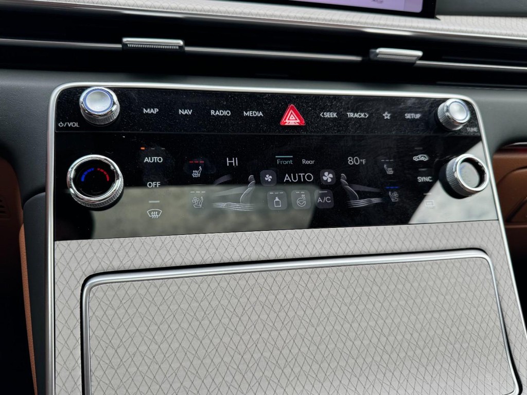 Genesis GV80 Vehicle Full-screen Gallery Image 21