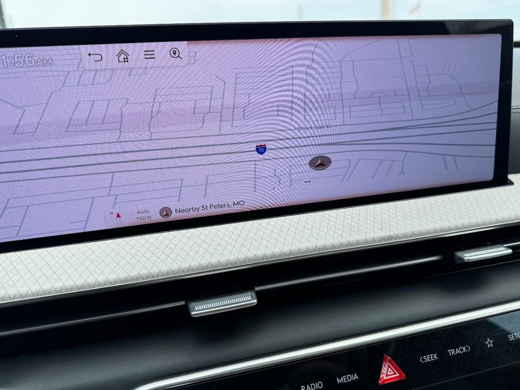 Genesis GV80 Vehicle Full-screen Gallery Image 23