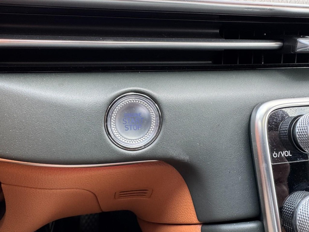 Genesis GV80 Vehicle Full-screen Gallery Image 25