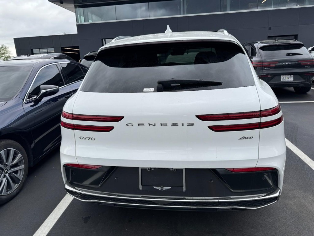 Genesis GV70 Vehicle Full-screen Gallery Image 04