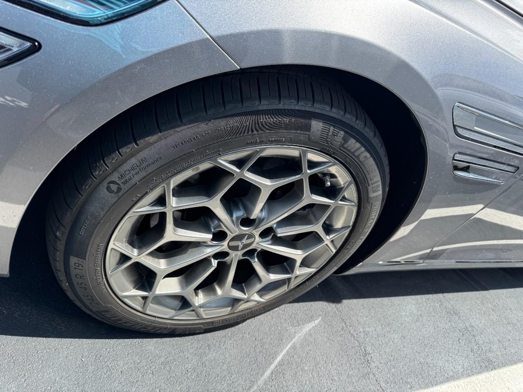 Genesis G80 Vehicle Full-screen Gallery Image 04