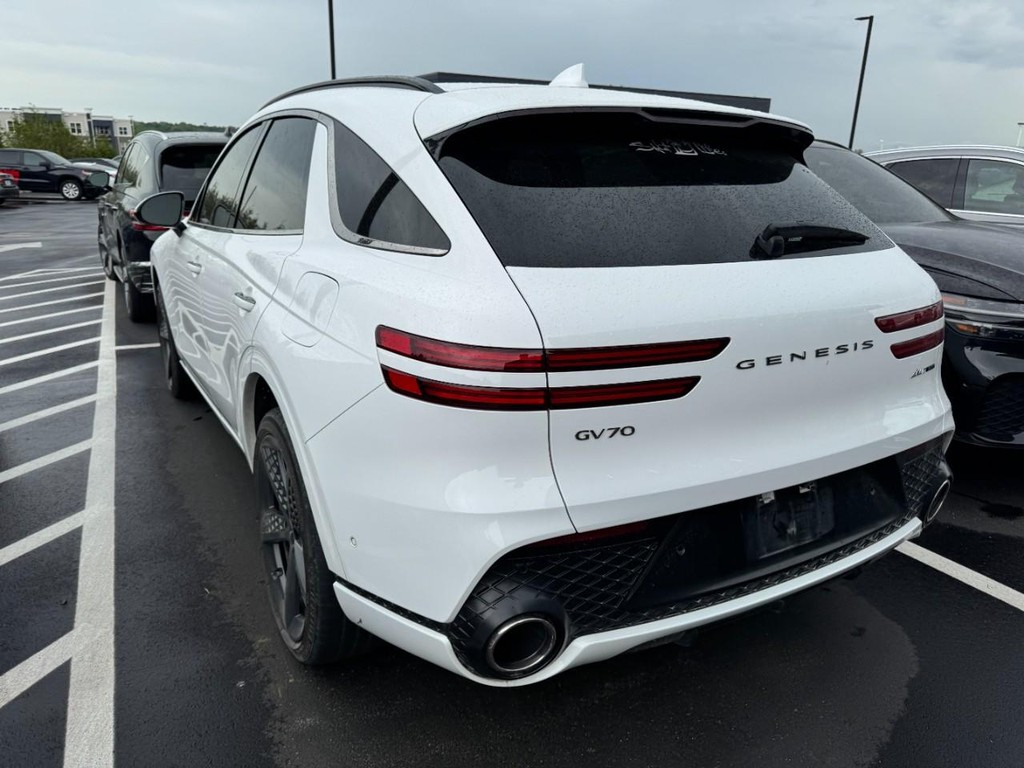 Genesis GV70 Vehicle Full-screen Gallery Image 04