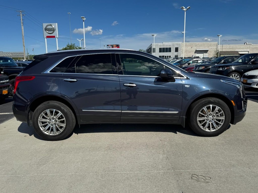 Cadillac XT5 Vehicle Full-screen Gallery Image 02