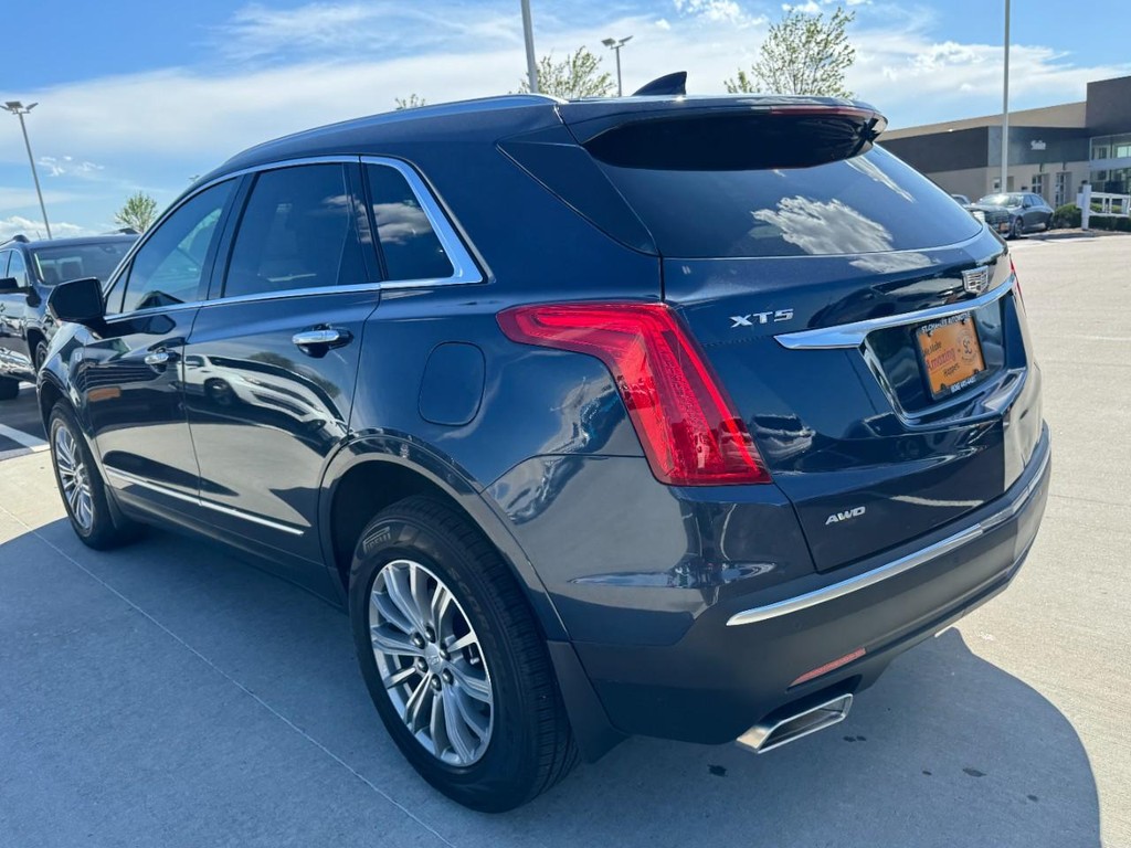 Cadillac XT5 Vehicle Full-screen Gallery Image 05