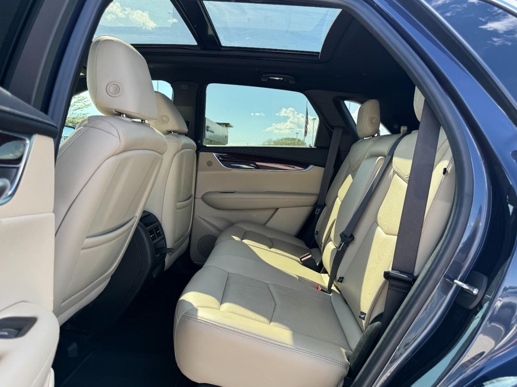 Cadillac XT5 Vehicle Full-screen Gallery Image 10