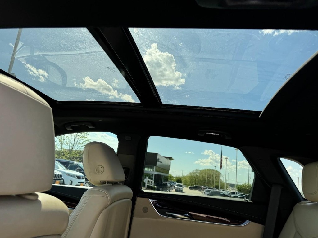 Cadillac XT5 Vehicle Full-screen Gallery Image 11