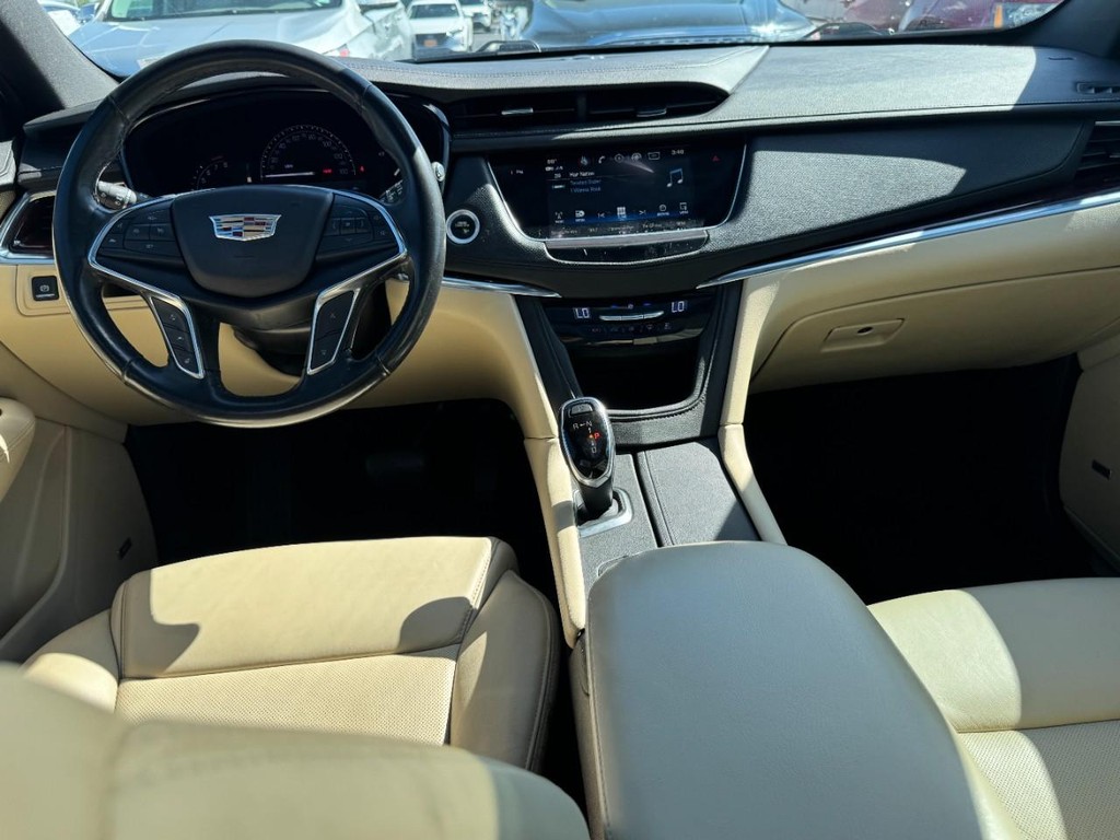 Cadillac XT5 Vehicle Full-screen Gallery Image 12