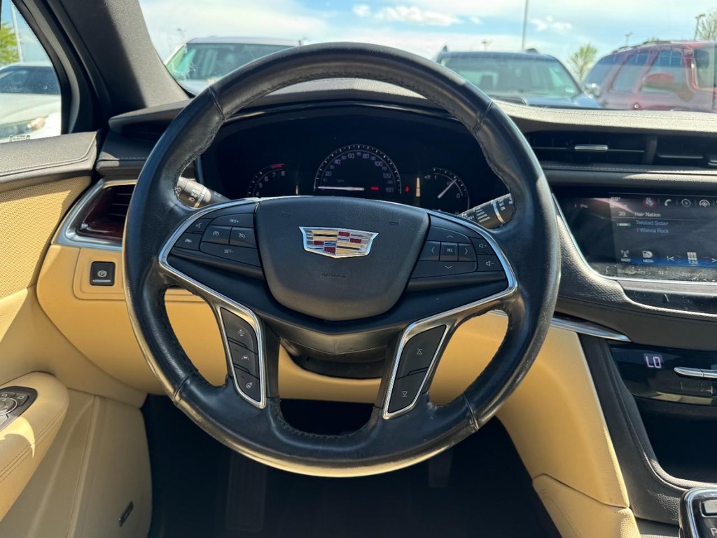 Cadillac XT5 Vehicle Full-screen Gallery Image 13
