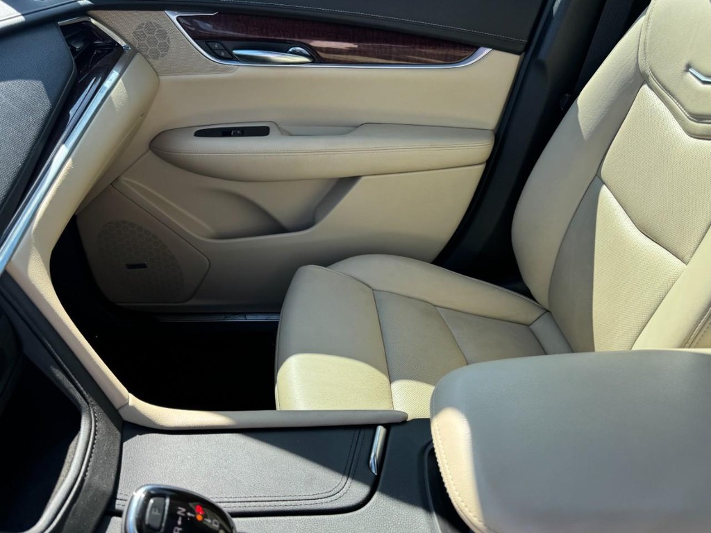 Cadillac XT5 Vehicle Full-screen Gallery Image 14