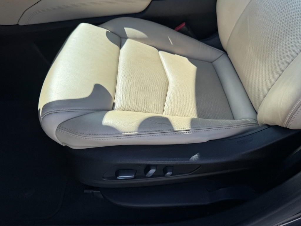 Cadillac XT5 Vehicle Full-screen Gallery Image 15