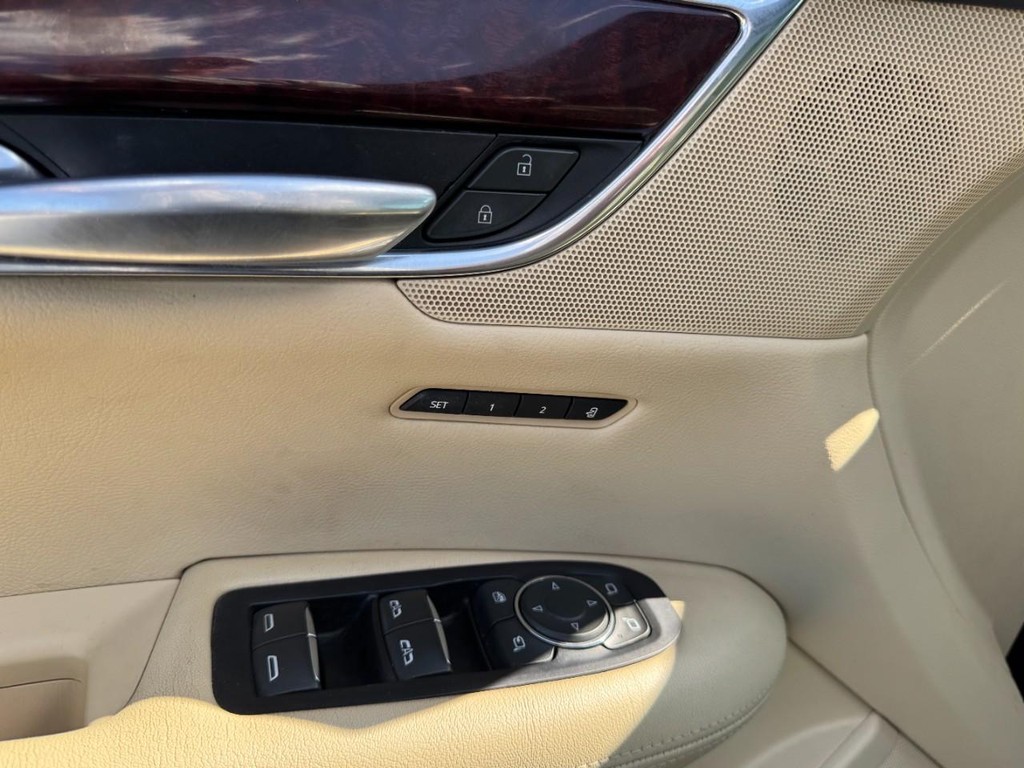 Cadillac XT5 Vehicle Full-screen Gallery Image 16