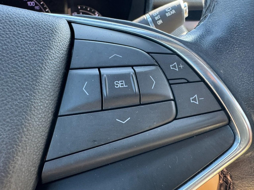 Cadillac XT5 Vehicle Full-screen Gallery Image 18