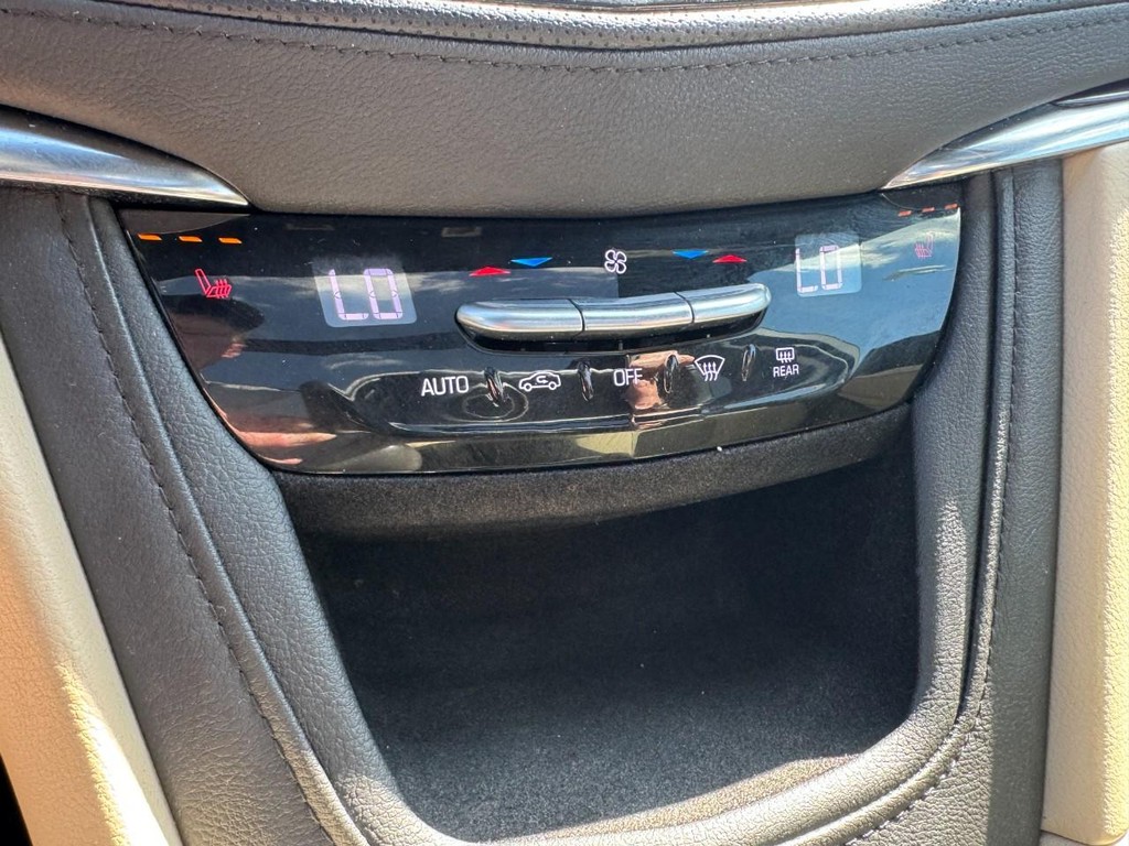 Cadillac XT5 Vehicle Full-screen Gallery Image 19