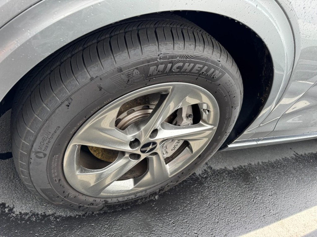 Genesis GV70 Vehicle Full-screen Gallery Image 04