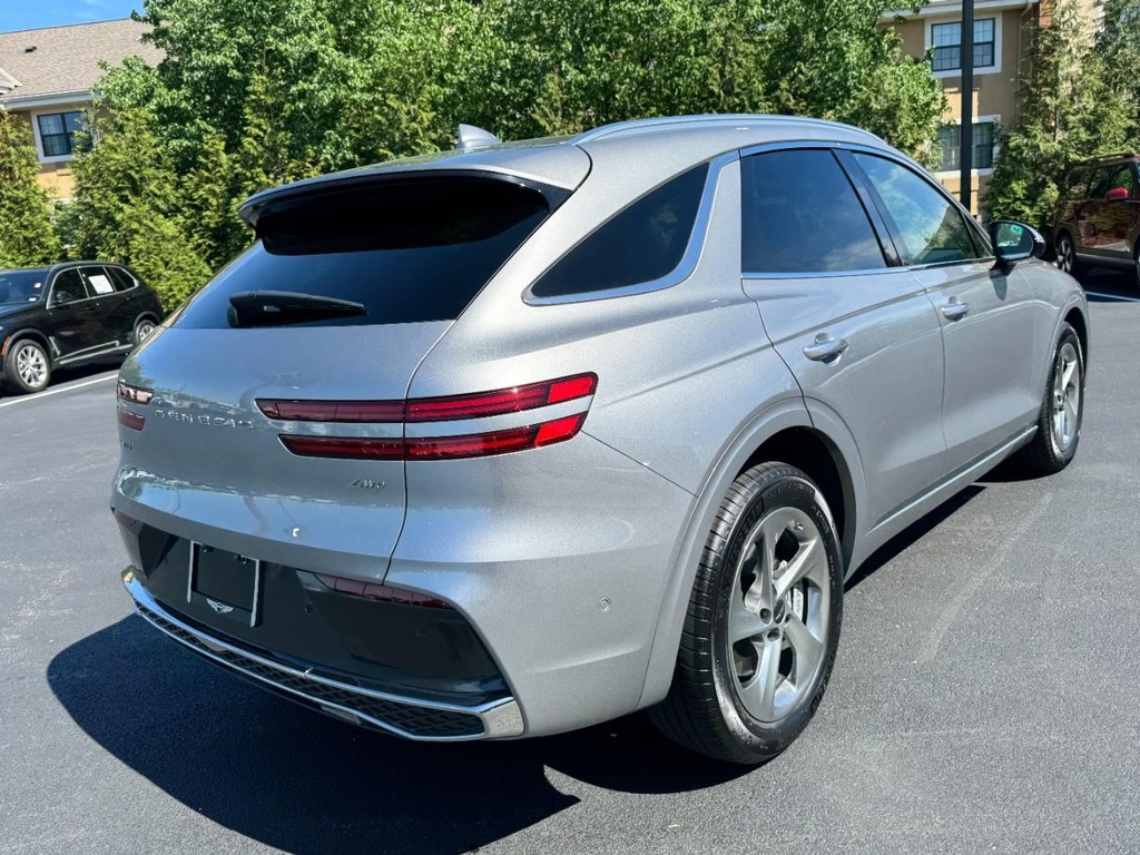 Genesis GV70 Vehicle Full-screen Gallery Image 03