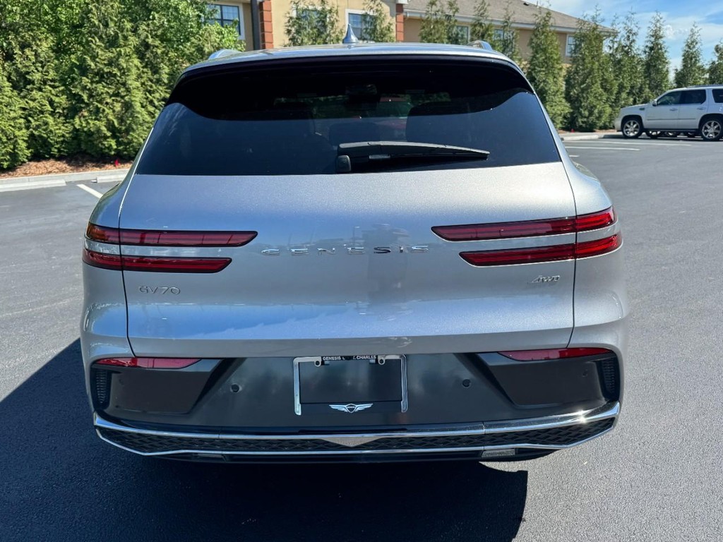 Genesis GV70 Vehicle Full-screen Gallery Image 04