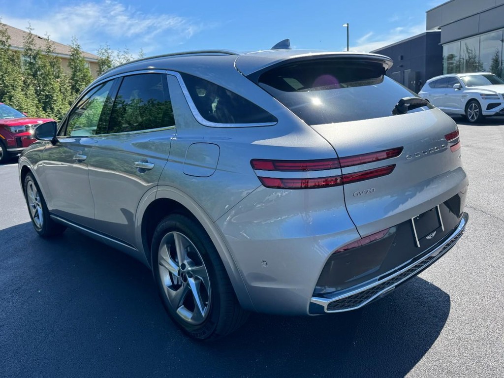 Genesis GV70 Vehicle Full-screen Gallery Image 05