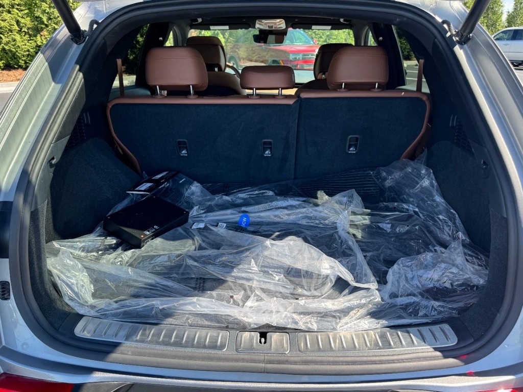 Genesis GV70 Vehicle Full-screen Gallery Image 06