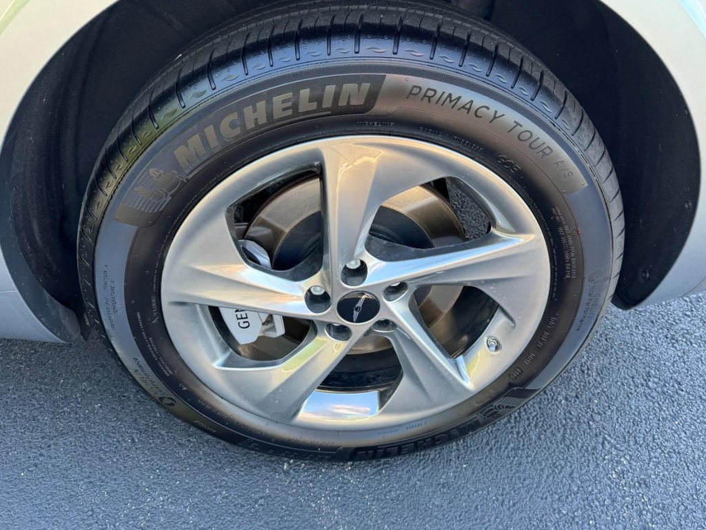 Genesis GV70 Vehicle Full-screen Gallery Image 07