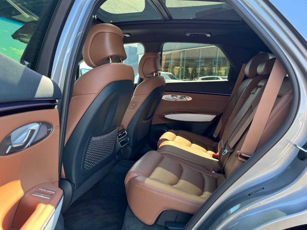 Genesis GV70 Vehicle Full-screen Gallery Image 10