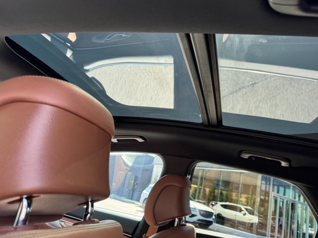 Genesis GV70 Vehicle Full-screen Gallery Image 11